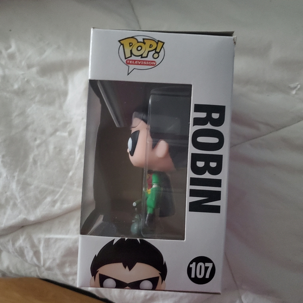 Funko Pop Robin - Picture 3 of 5